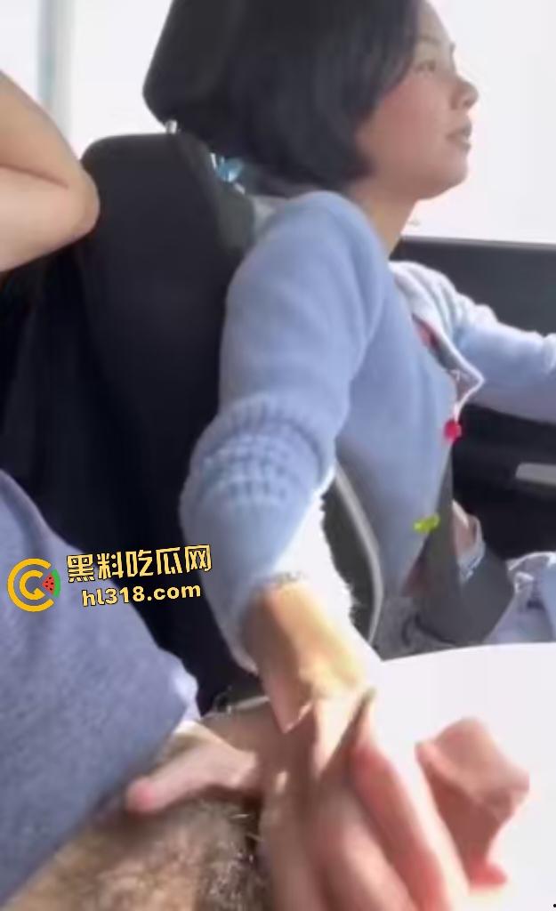 什么年代了还在开手动挡？女子单手开车竟是在撸老公短屌，把鸡巴当手动挡来挂挡，还在车内挤奶摸胸！-8