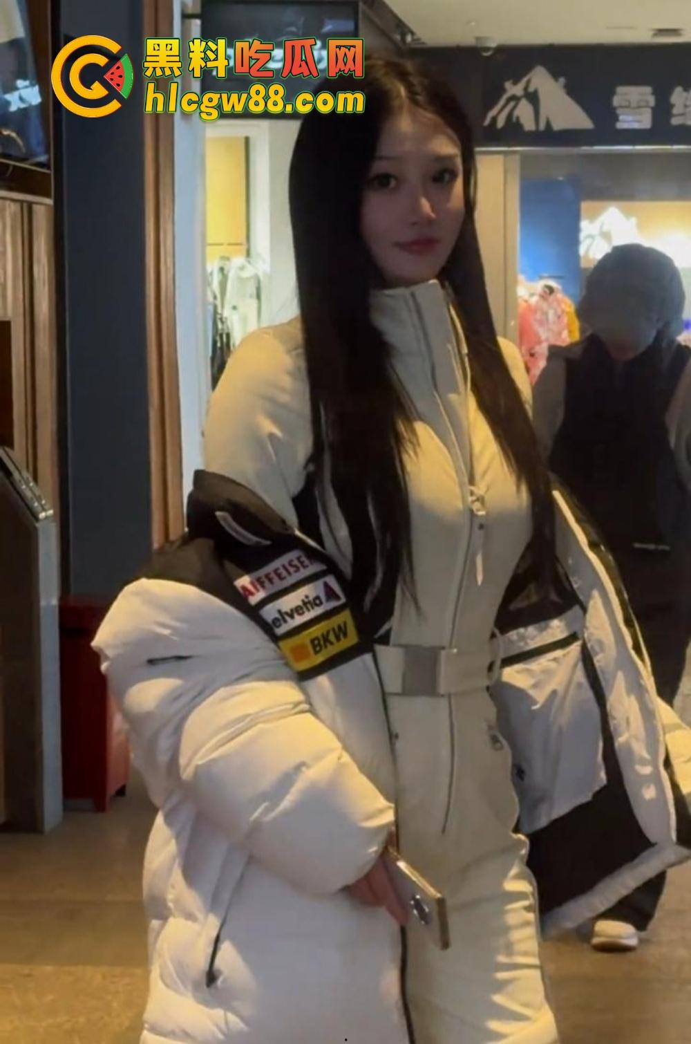 骑行媛已成历史，滑雪媛2025年全面上线，云顶滑雪场美女云集，白天滑雪，晚上开房身上滑！-11