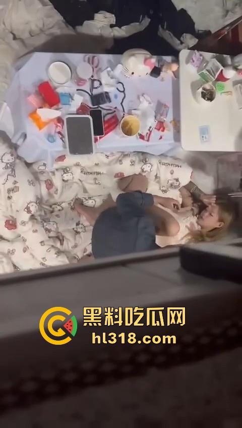 骚逼精神小妹把男朋友带回宿舍打炮，席地而坐直接猛插，现场鲜艳无比，妹子上铺室友看得逼都快湿了！-5