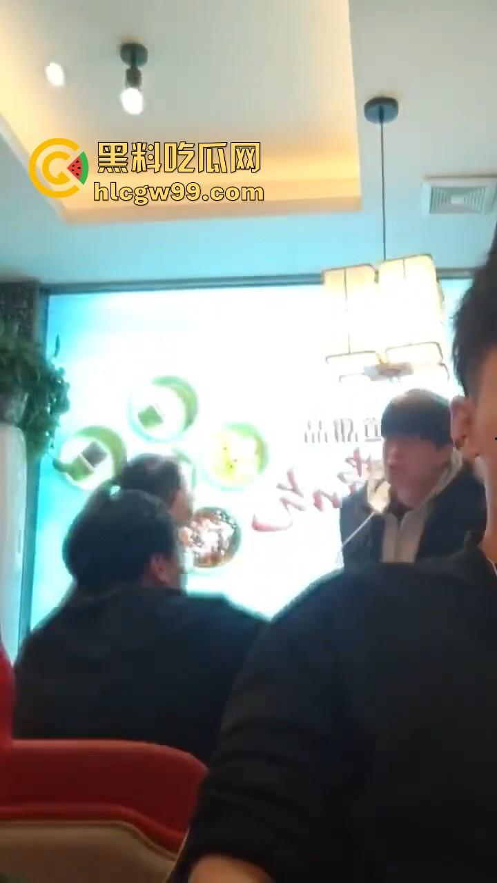 趁好兄弟出差深夜约其女友吃火锅,不料兄弟当场对质,出个差家给偷了!-2