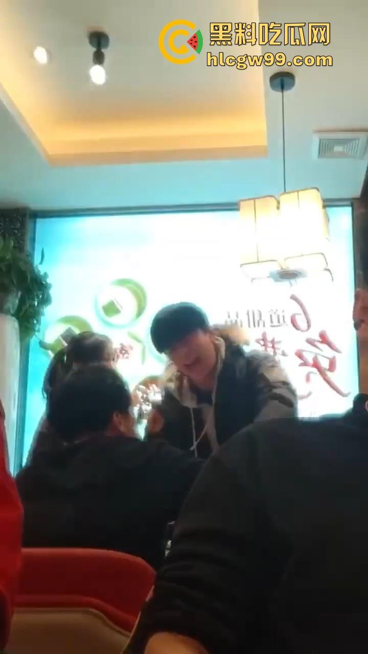 趁好兄弟出差深夜约其女友吃火锅,不料兄弟当场对质,出个差家给偷了!-4