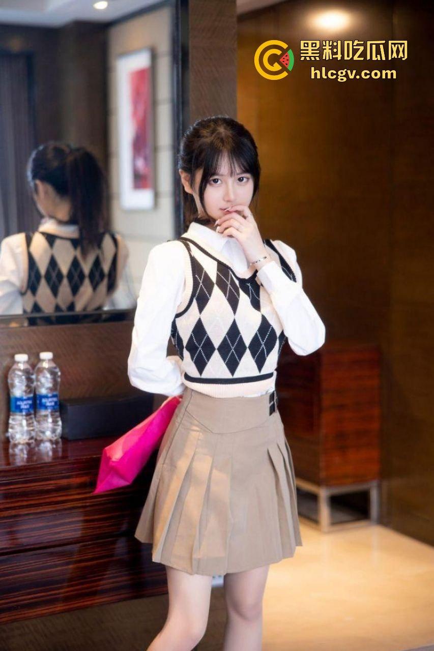 海南高颜值极品模特【宋雪】大尺度私拍！JK制服丝足道具自慰，白天写真模特，晚上脱衣找大哥！-2