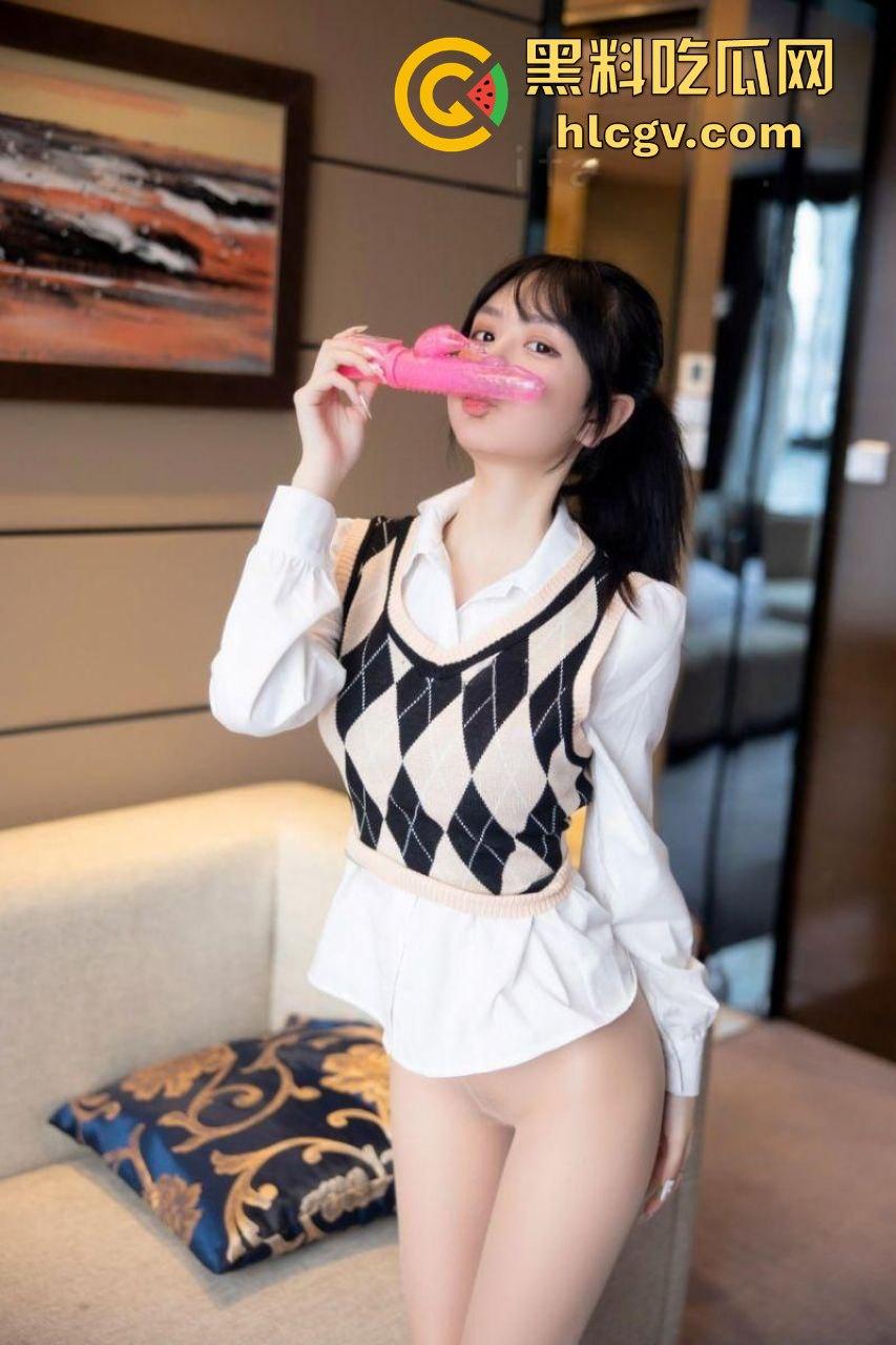 海南高颜值极品模特【宋雪】大尺度私拍！JK制服丝足道具自慰，白天写真模特，晚上脱衣找大哥！-3