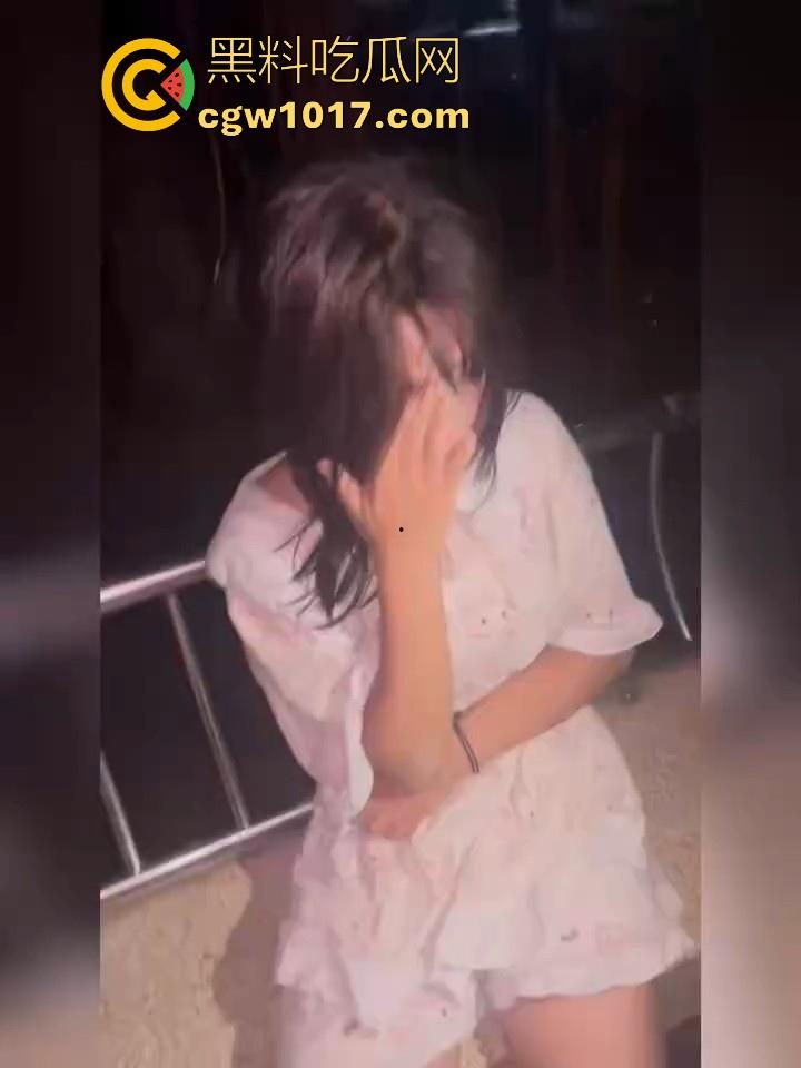 精神小妹公园霸凌私拍曝光，疑似抢男友而爆发，拳打脚踢齐上，这小太妹就喜欢欺负弱小！-4