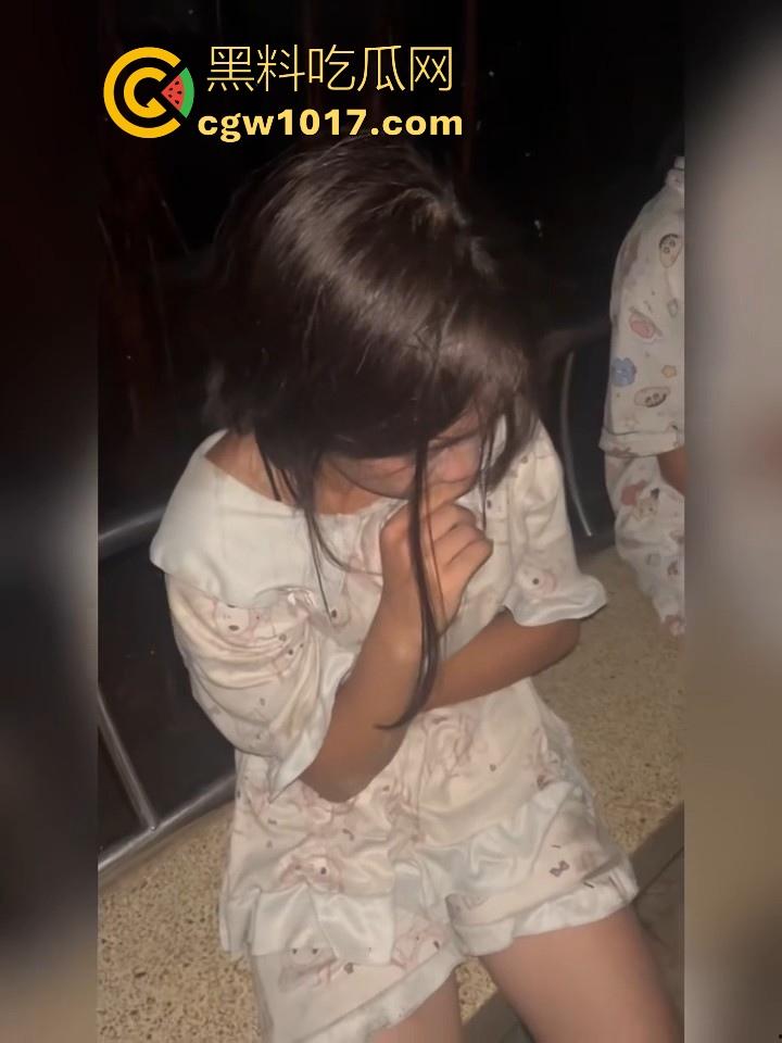 精神小妹公园霸凌私拍曝光，疑似抢男友而爆发，拳打脚踢齐上，这小太妹就喜欢欺负弱小！-6