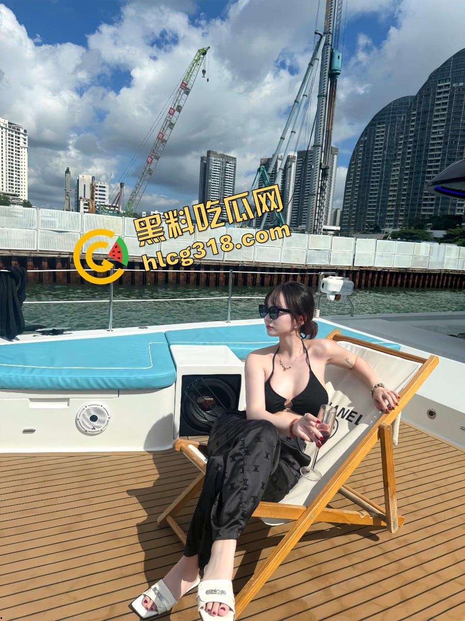 厨房忍不住操老婆，直接在厨房台子上舔骚逼吸奶子，小手指插穴玩到高潮，家里哪都能干！-5