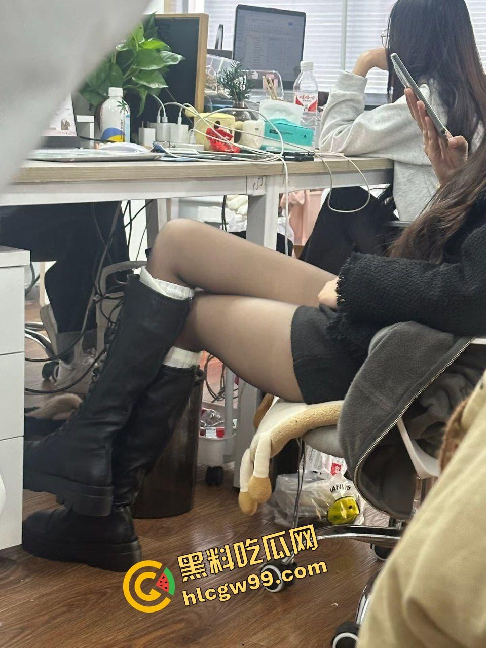 广东佛山骚贱女同事『李莉莎』醉酒后送回家发骚撕黑丝,酒店发泄欲望抱腿直插骚逼!独家曝光流出!-3