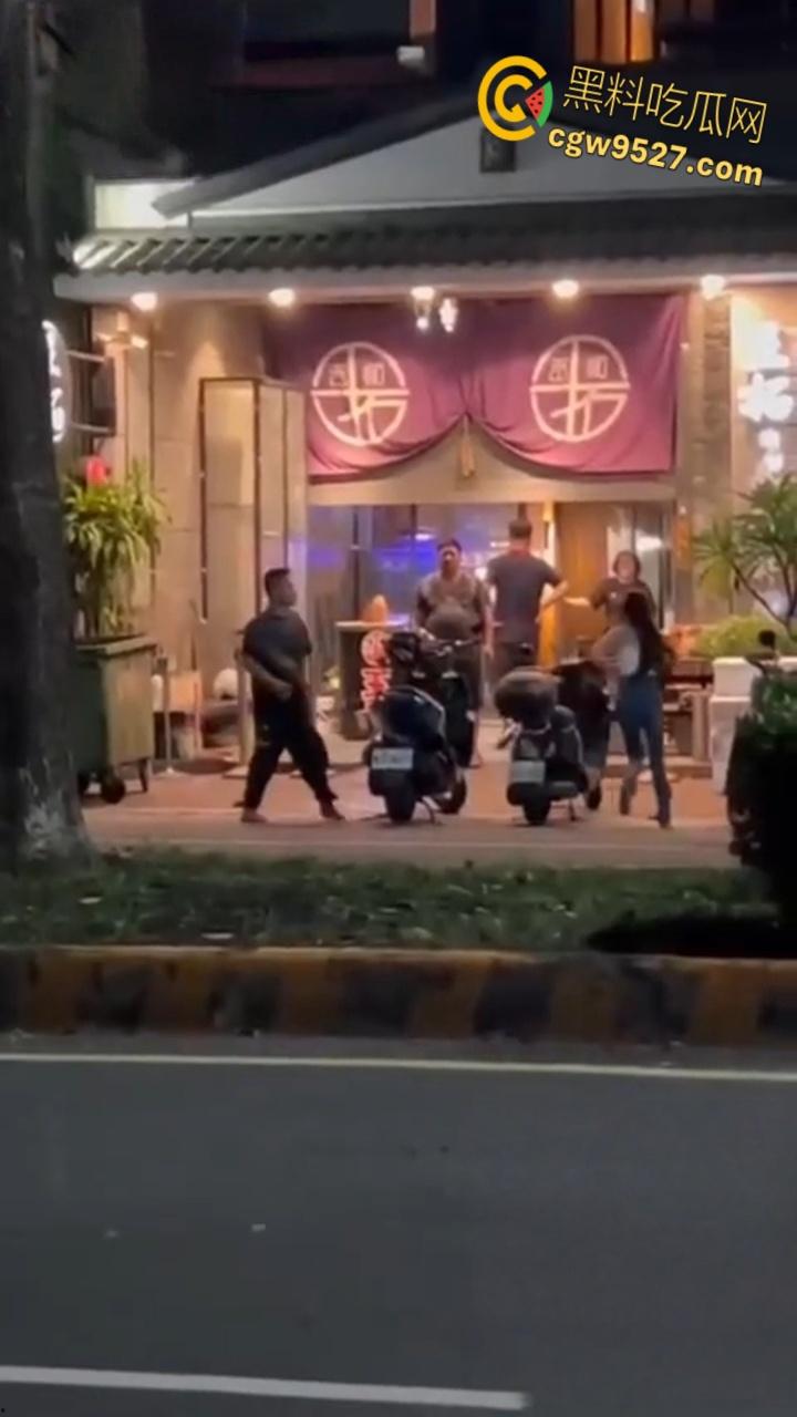 台湾高雄市郭姓男子，当街暴打23岁女友，持扫把狂殴致断扯发拖行，视频曝光过程全被拍 ！-3