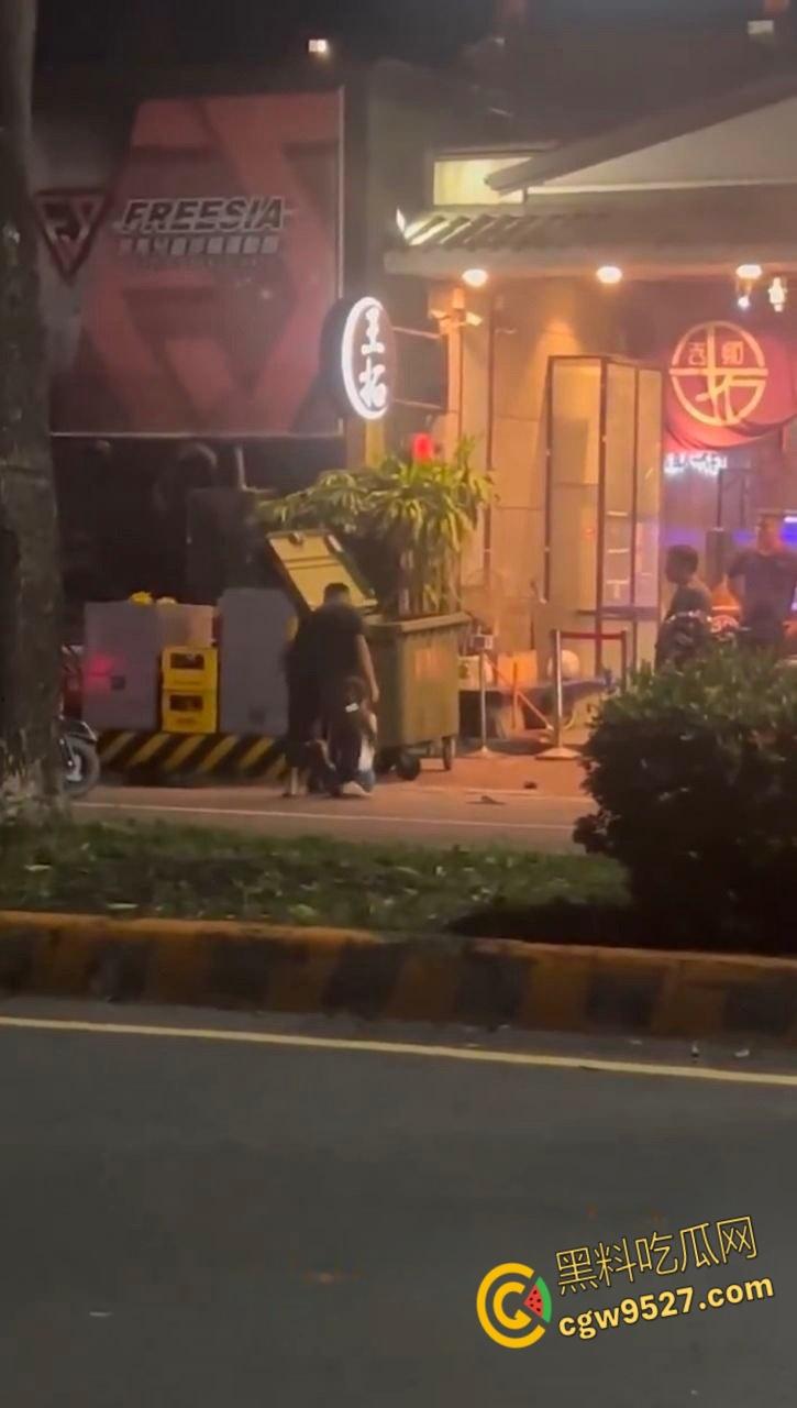 台湾高雄市郭姓男子，当街暴打23岁女友，持扫把狂殴致断扯发拖行，视频曝光过程全被拍 ！-5