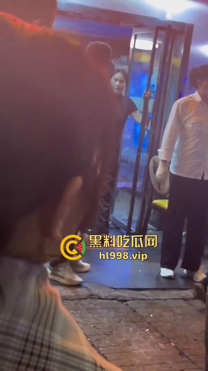 湖北武汉60岁大爷网恋奔现太激动！见红裙女子血压飙升，直接送医院抢救！-7