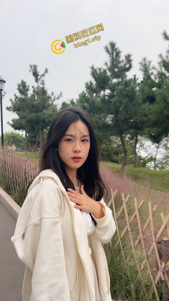 约炮大神得吃校园学妹『朱妍希』背着现男友约啪金爸 惨遭泄密曝光!-1