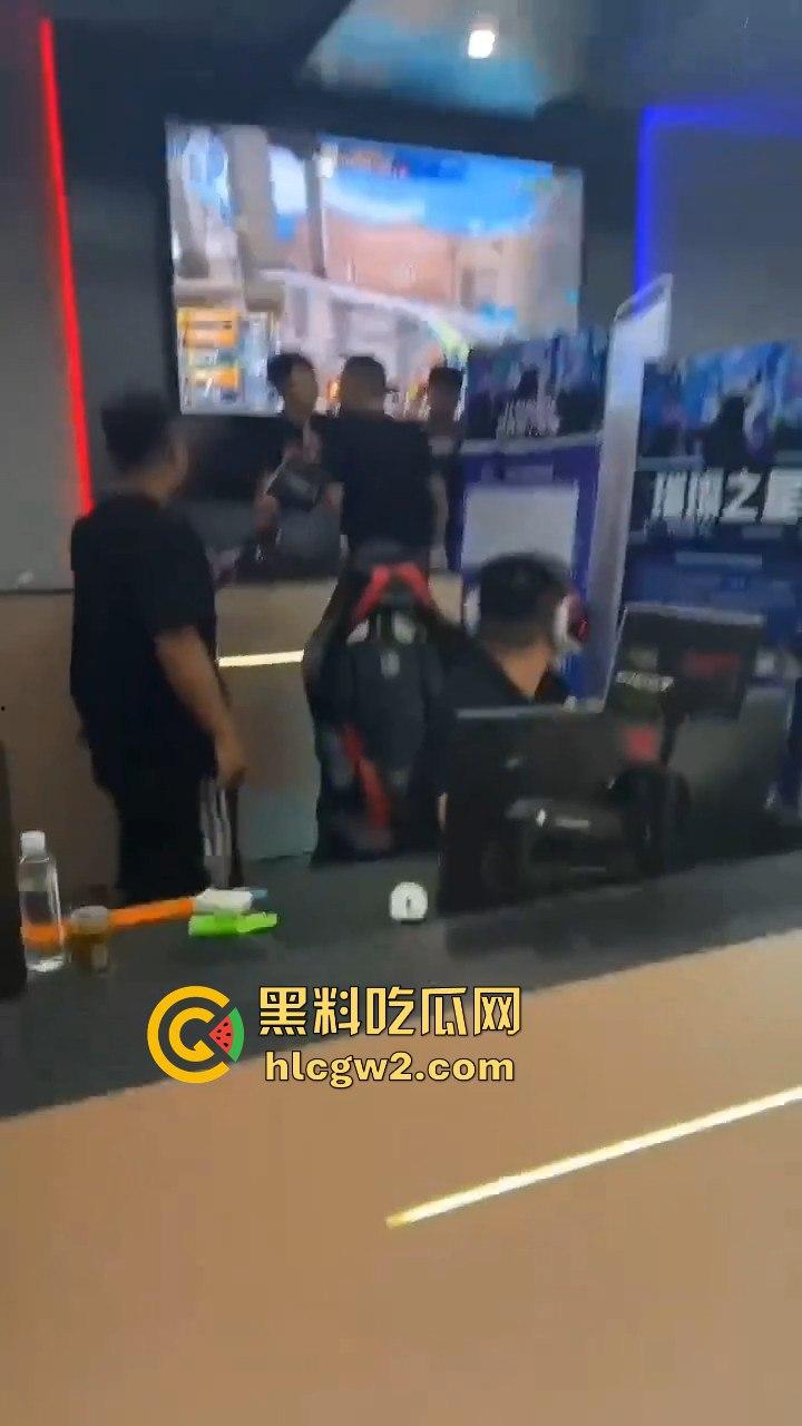 穿越火线百城联赛【TIGERS】打到线下！线上干仗变成现实围殴，现场实战猛干堪比战场！-11