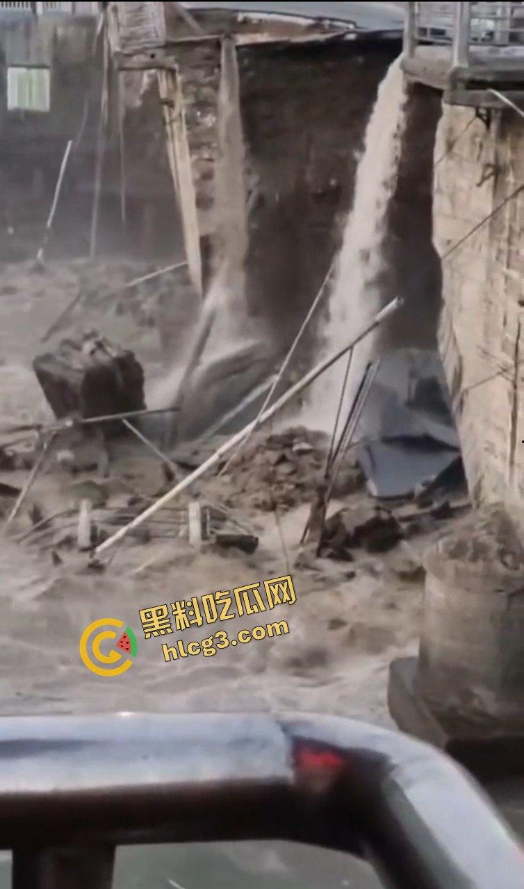 大桥崩塌现场！贵州三穗县龙庭大桥塌陷 及时封桥 无人伤亡-5