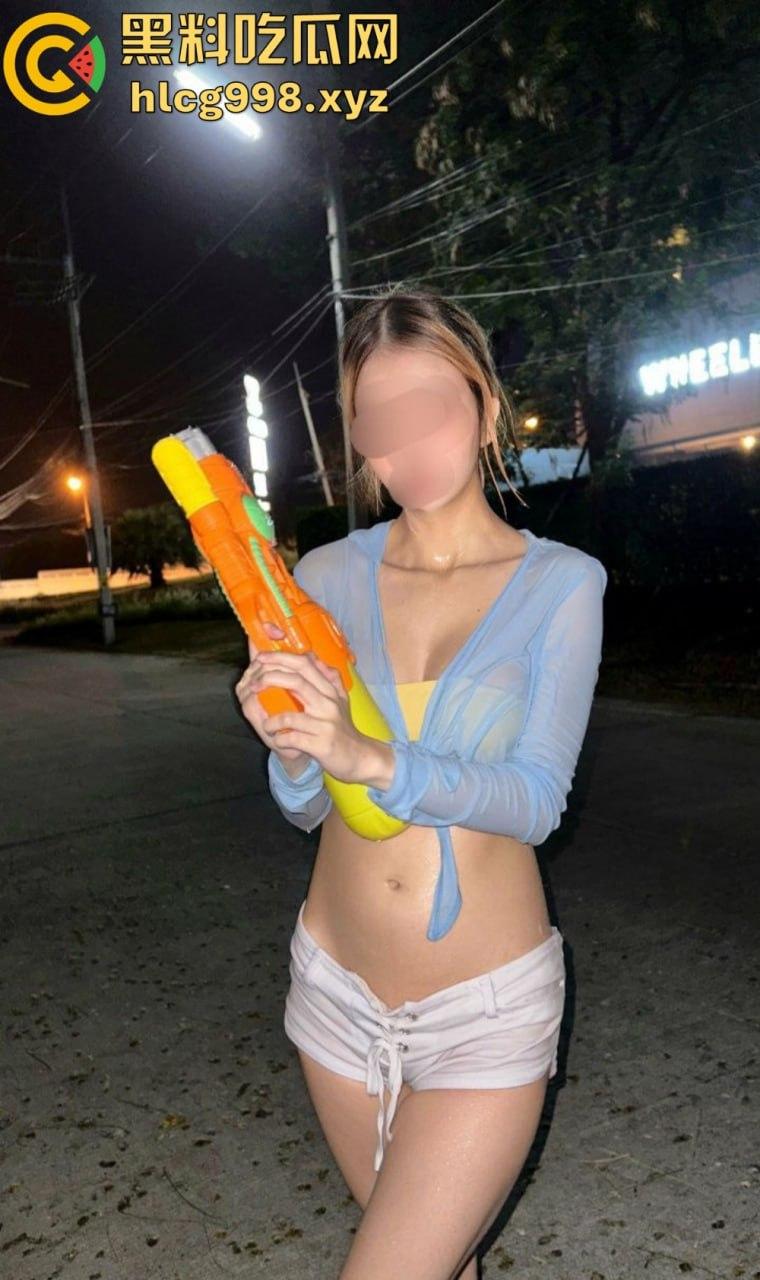 高颜值博主『juju』十月大片流出！大战三猛男，嘴含一根、手撸一根、下体被插，射满淫荡小穴！-15