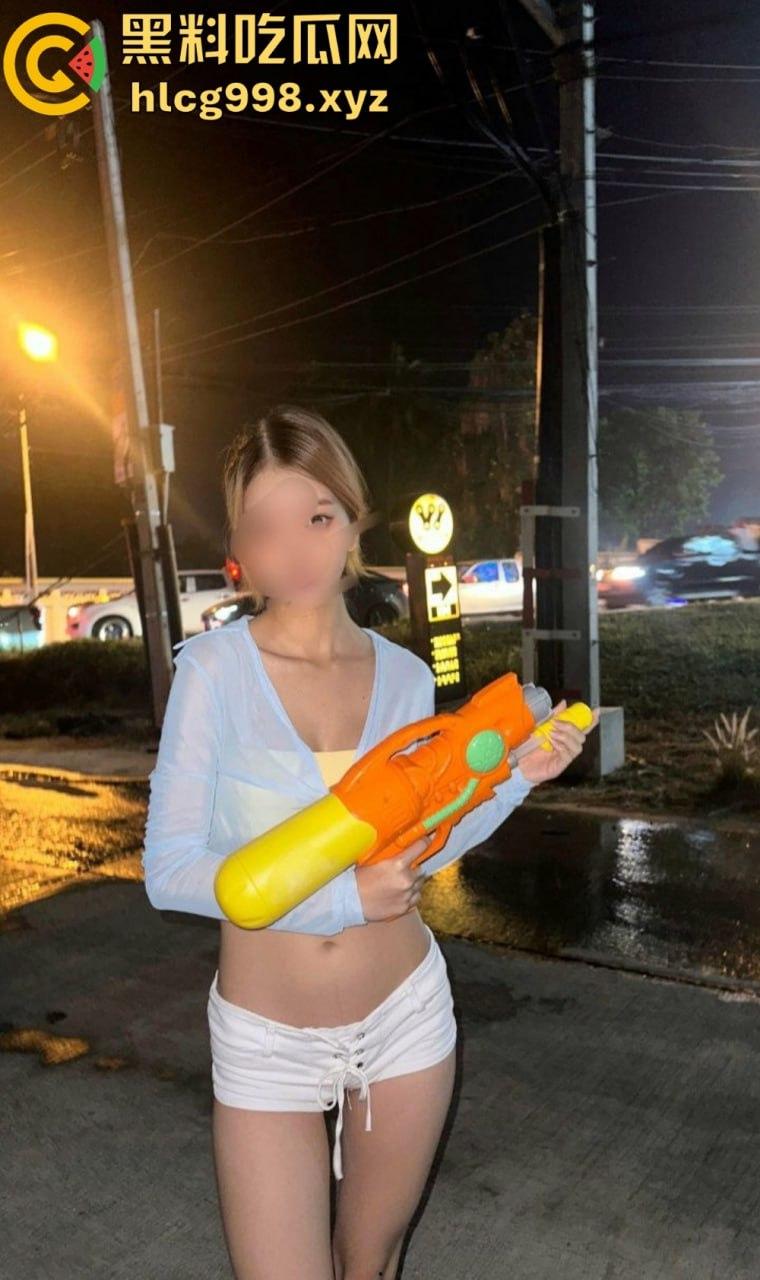 高颜值博主『juju』十月大片流出！大战三猛男，嘴含一根、手撸一根、下体被插，射满淫荡小穴！-16