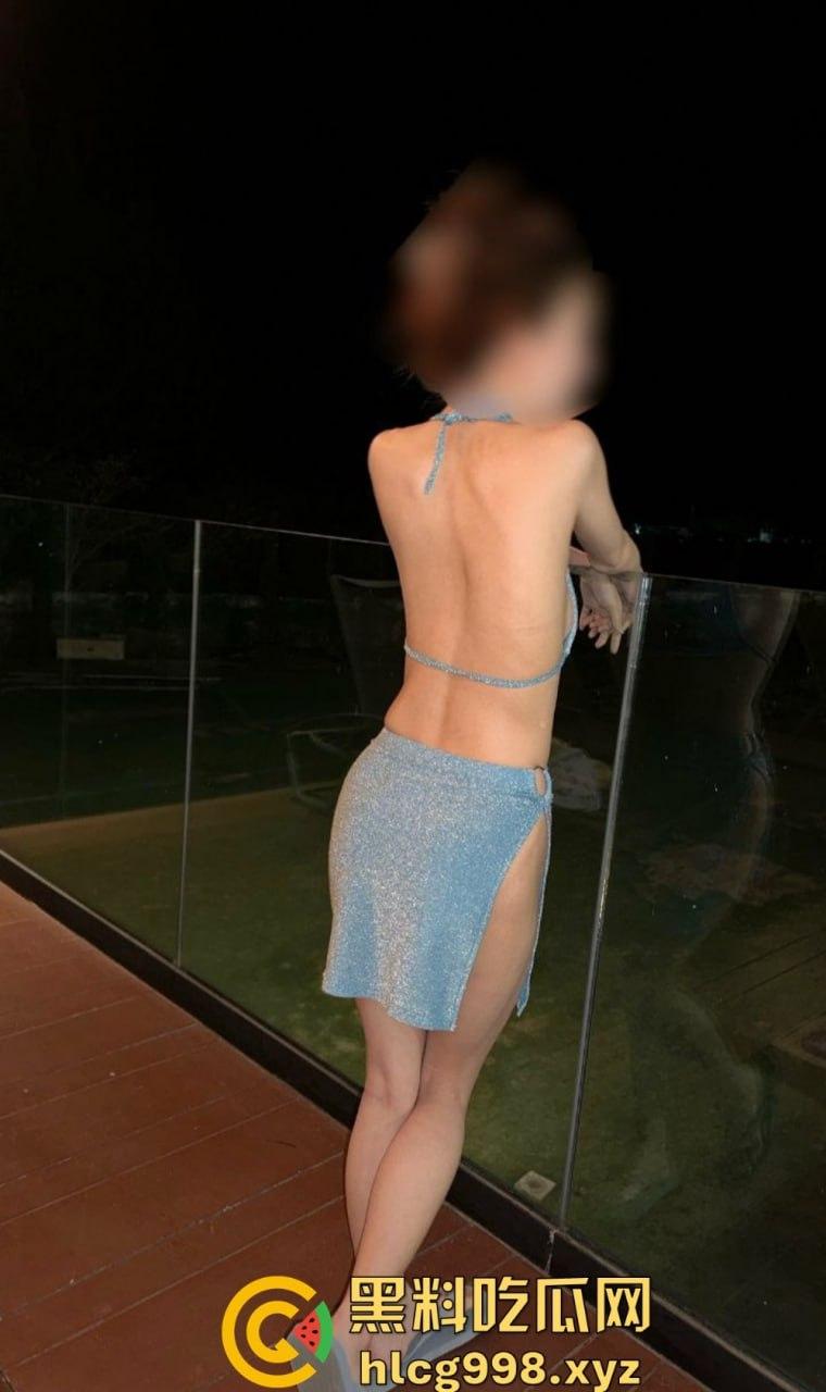 高颜值博主『juju』十月大片流出！大战三猛男，嘴含一根、手撸一根、下体被插，射满淫荡小穴！-17