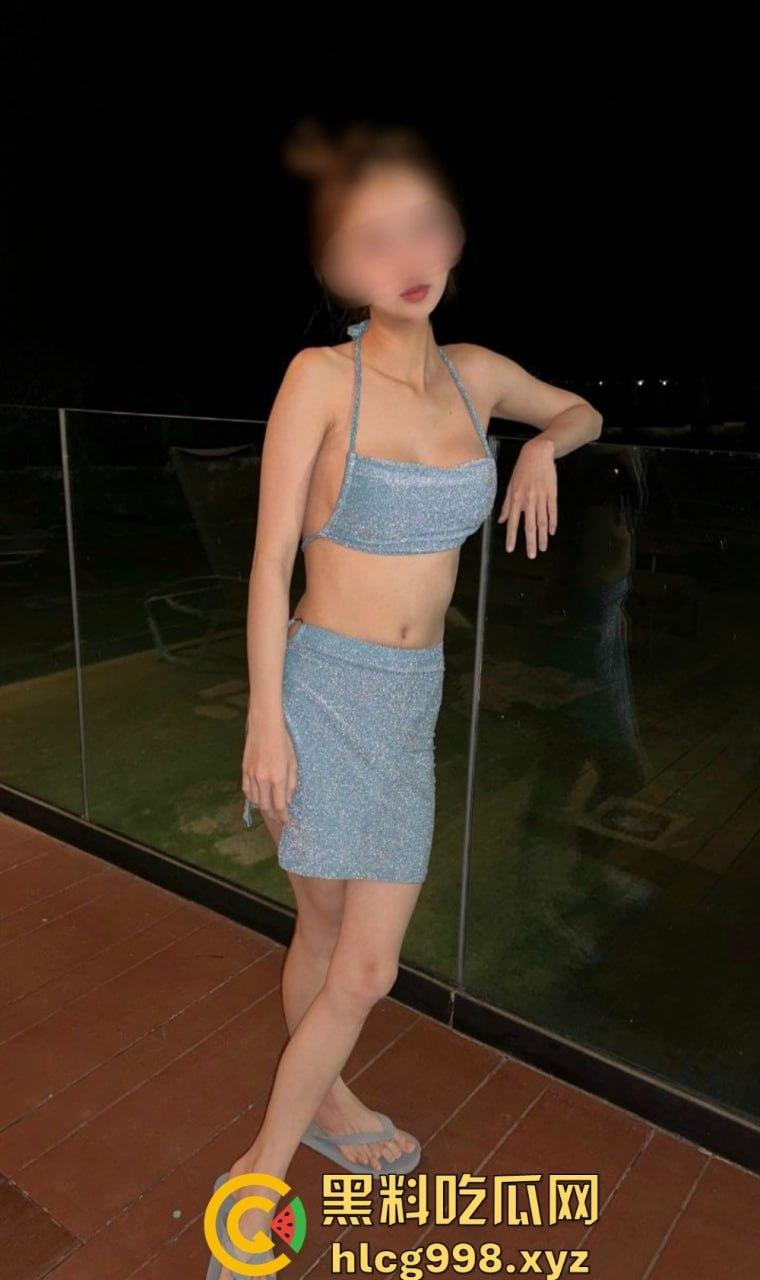 高颜值博主『juju』十月大片流出！大战三猛男，嘴含一根、手撸一根、下体被插，射满淫荡小穴！-19