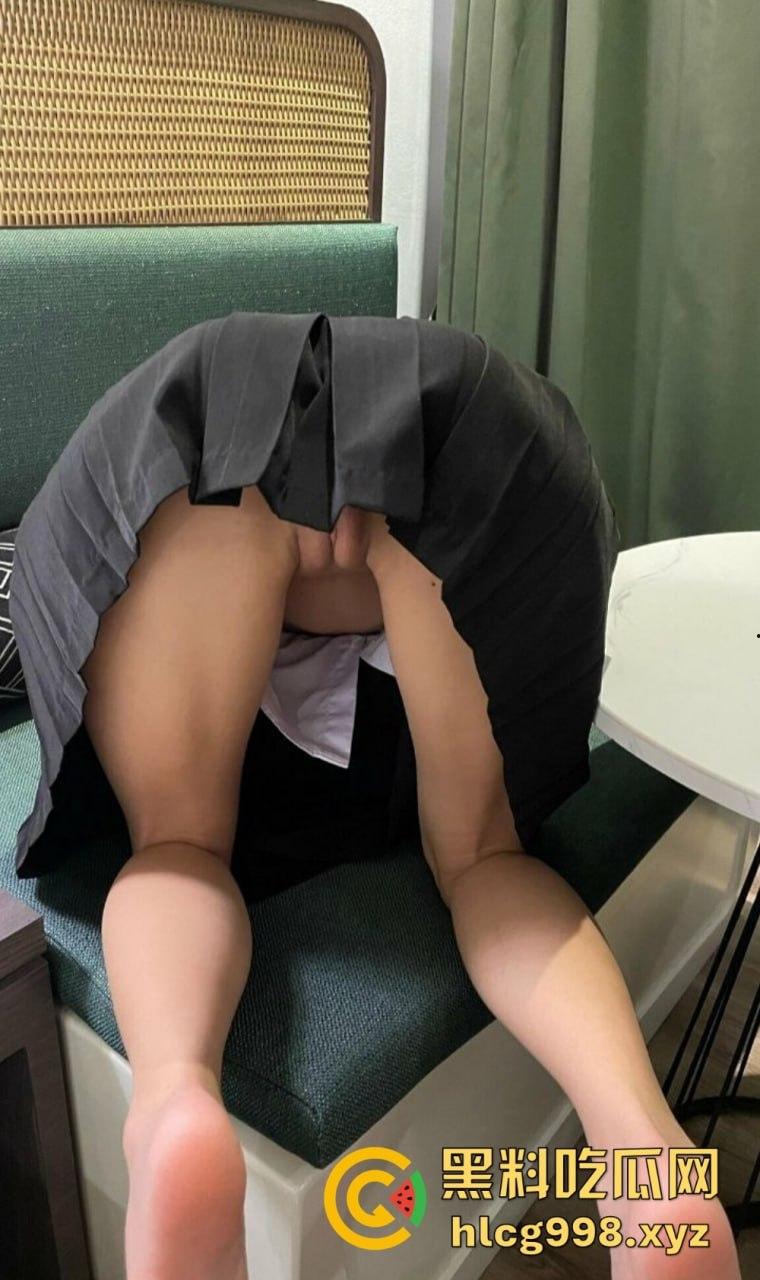 高颜值博主『juju』十月大片流出！大战三猛男，嘴含一根、手撸一根、下体被插，射满淫荡小穴！-48