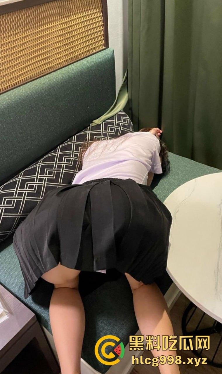 高颜值博主『juju』十月大片流出！大战三猛男，嘴含一根、手撸一根、下体被插，射满淫荡小穴！-53