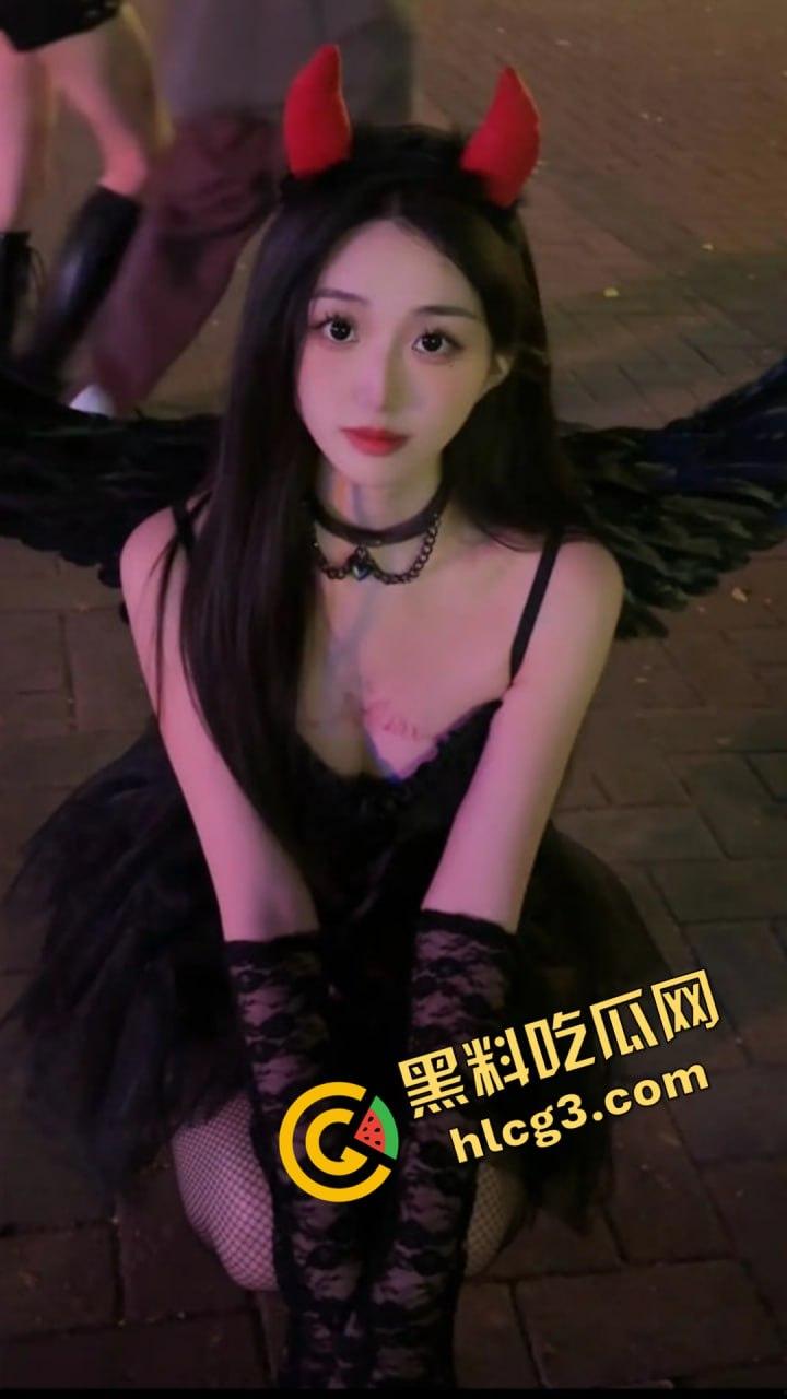 抖音爆红空姐『白天翱翔蓝天,夜晚专宠大哥』,私密视频,线下真实激情,双重身份被曝光!-6