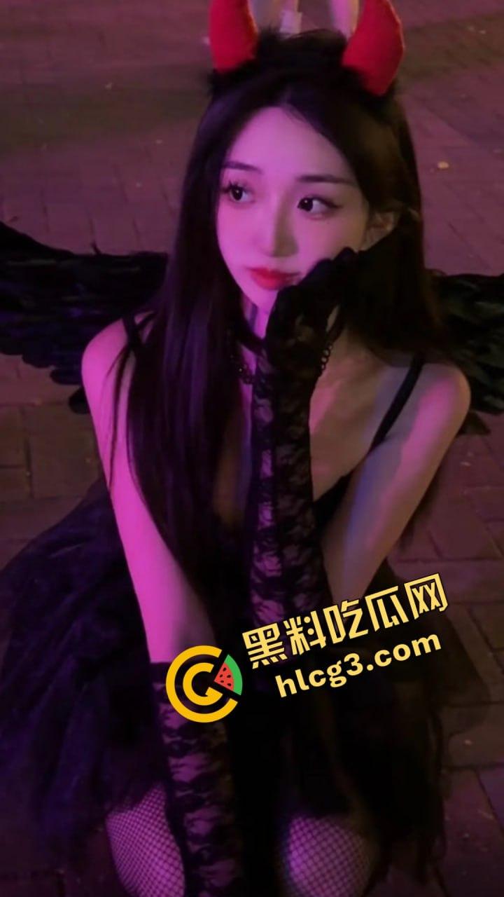 抖音爆红空姐『白天翱翔蓝天,夜晚专宠大哥』,私密视频,线下真实激情,双重身份被曝光!-7