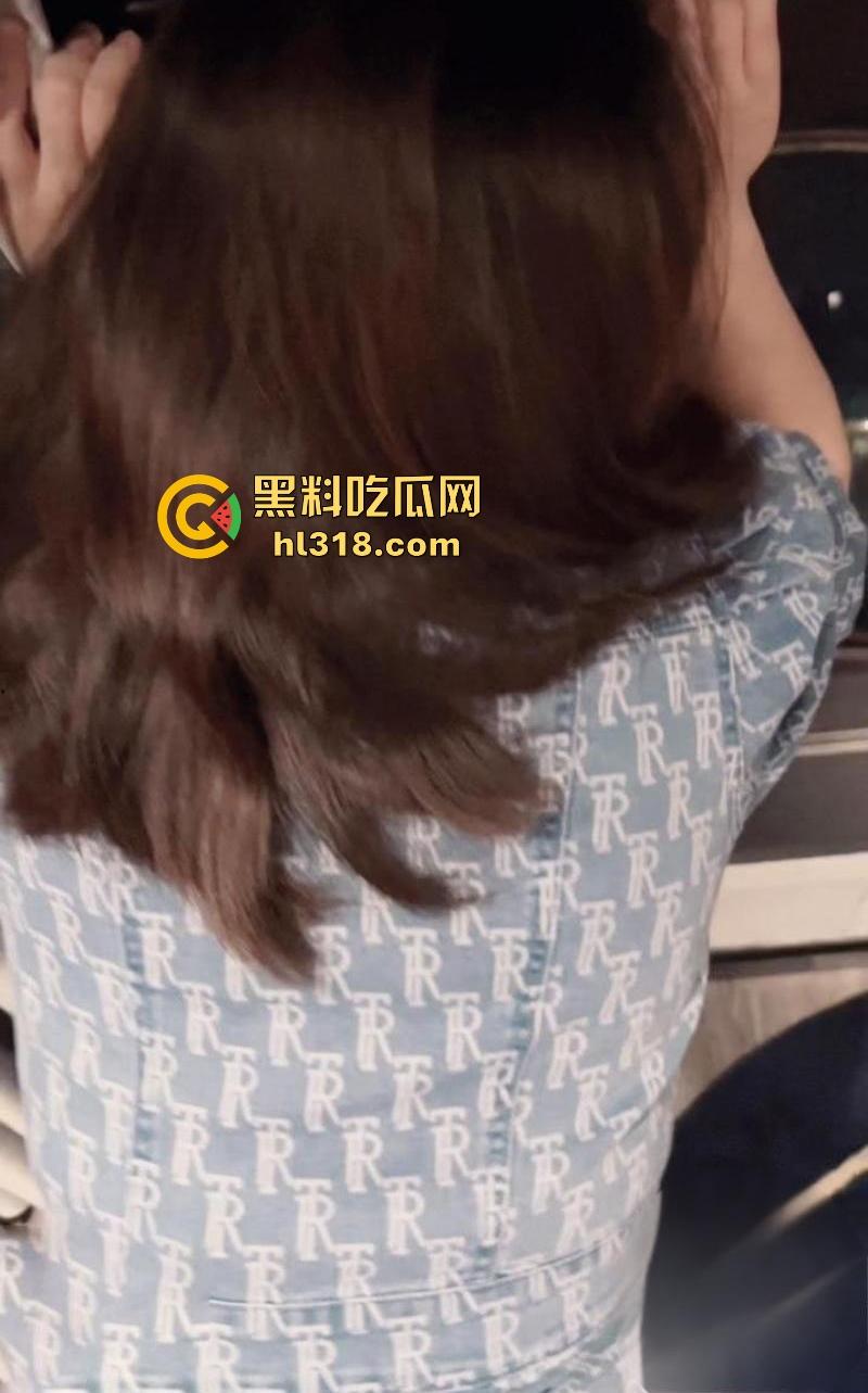 和大嫂的乱伦史，首次在酒店跟骚逼大嫂做爱， 一进门就迫不及待蹲下口交，疯狂舔食享受，人妻就是骚！-6