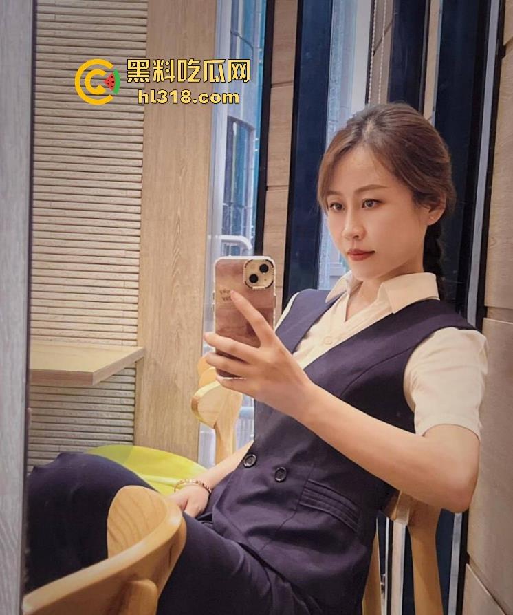 珍爱生命远离女司机!这是多倒霉呀,骑个电动车在路边停车场摔倒,被女司机碾压过去,这都看不到吗?-2