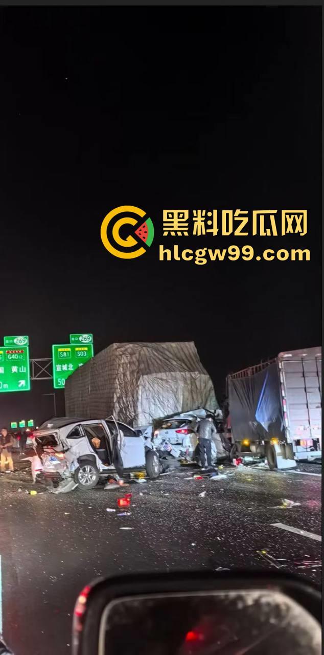 沪渝高速多车连环追尾,现场惨烈!小车加塞大车被夹成汉堡肉馅,现场警笛声不断-5