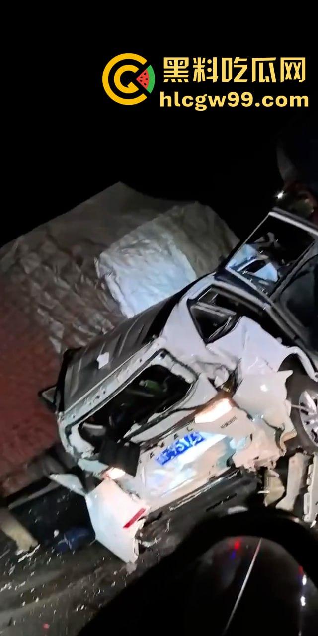 沪渝高速多车连环追尾,现场惨烈!小车加塞大车被夹成汉堡肉馅,现场警笛声不断-6