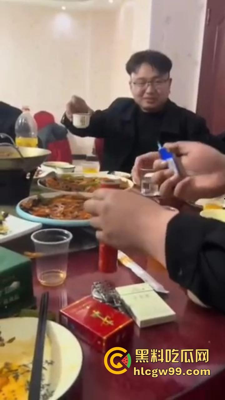 不是一家人，不进一家门！老公饭桌上点二踢脚炸饭桌，老婆家里放鞭炮炸逼治宫寒，夫妻俩比谁更硬核！-1