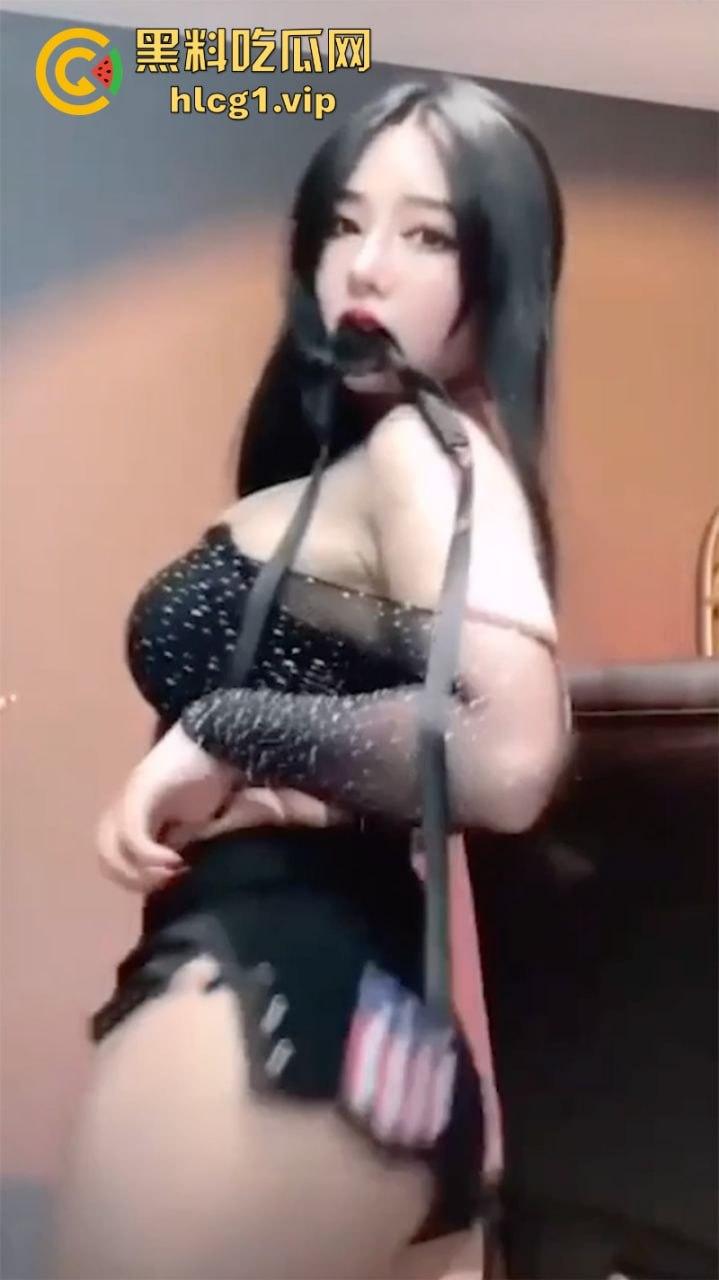 豪乳美鲍贵妇 快手/抖音【我是洋洋本人】分享花高价买来的视频 粉嫩美鲍润到流水！-5