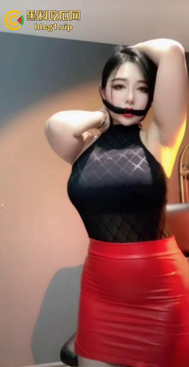 豪乳美鲍贵妇 快手/抖音【我是洋洋本人】分享花高价买来的视频 粉嫩美鲍润到流水！-6