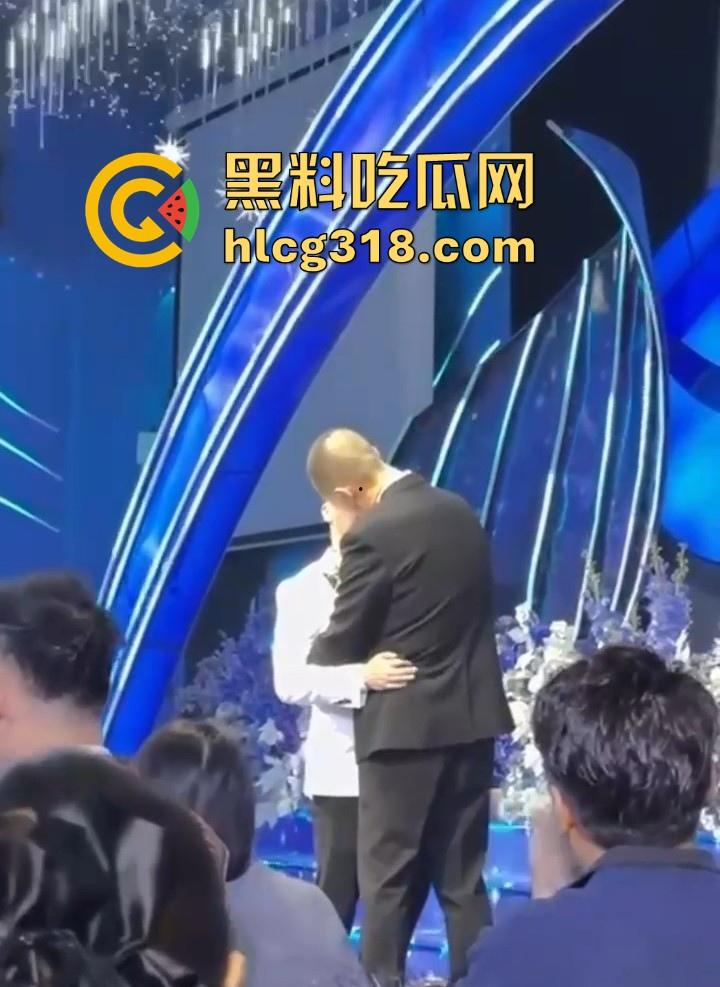 四川一对同性恋的特殊婚礼，冒着被人嘲笑的风险勇于做自己，“新娘