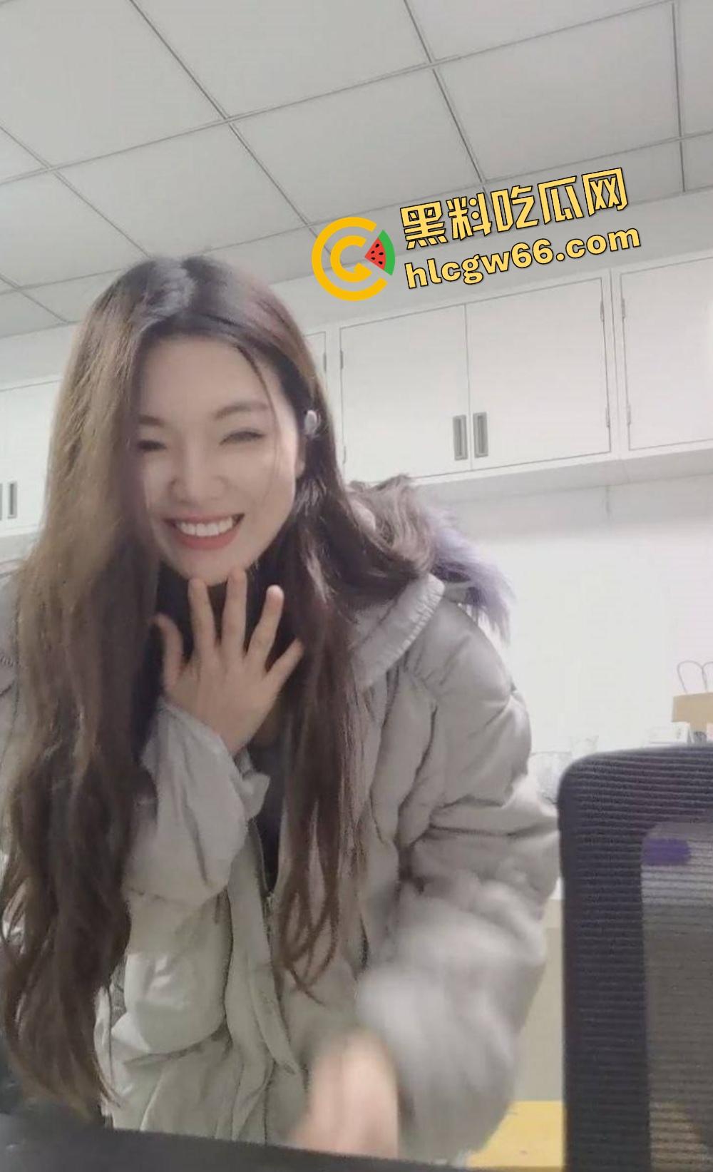 绵阳小龙坎老板娘『邱文倩』制服play干翻金主，火锅不一定好吃，但她的口活能让金主吃到高潮！-11