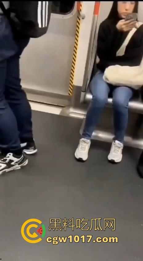 香港地铁牛仔裤大哥现场放尿直播！上班高峰期当着当着众人面开尿，可见心里素质是有多强大，小弟佩服！-7