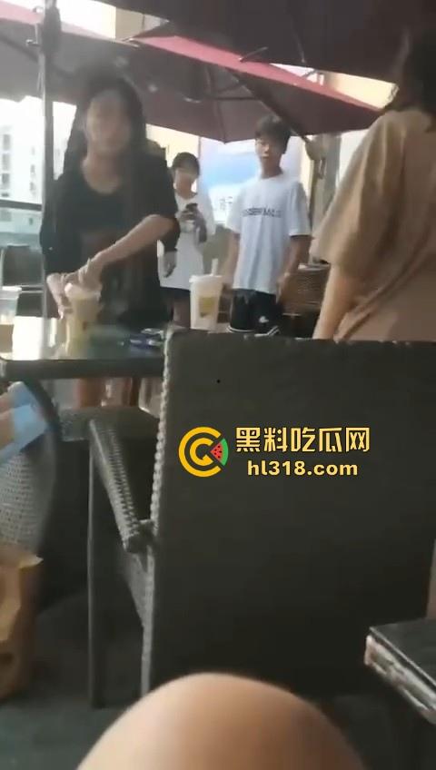 精神小妹打架就是猛！火气太大了，奶茶一泼，直接上去就是一脚，场面极其暴力血腥！-2