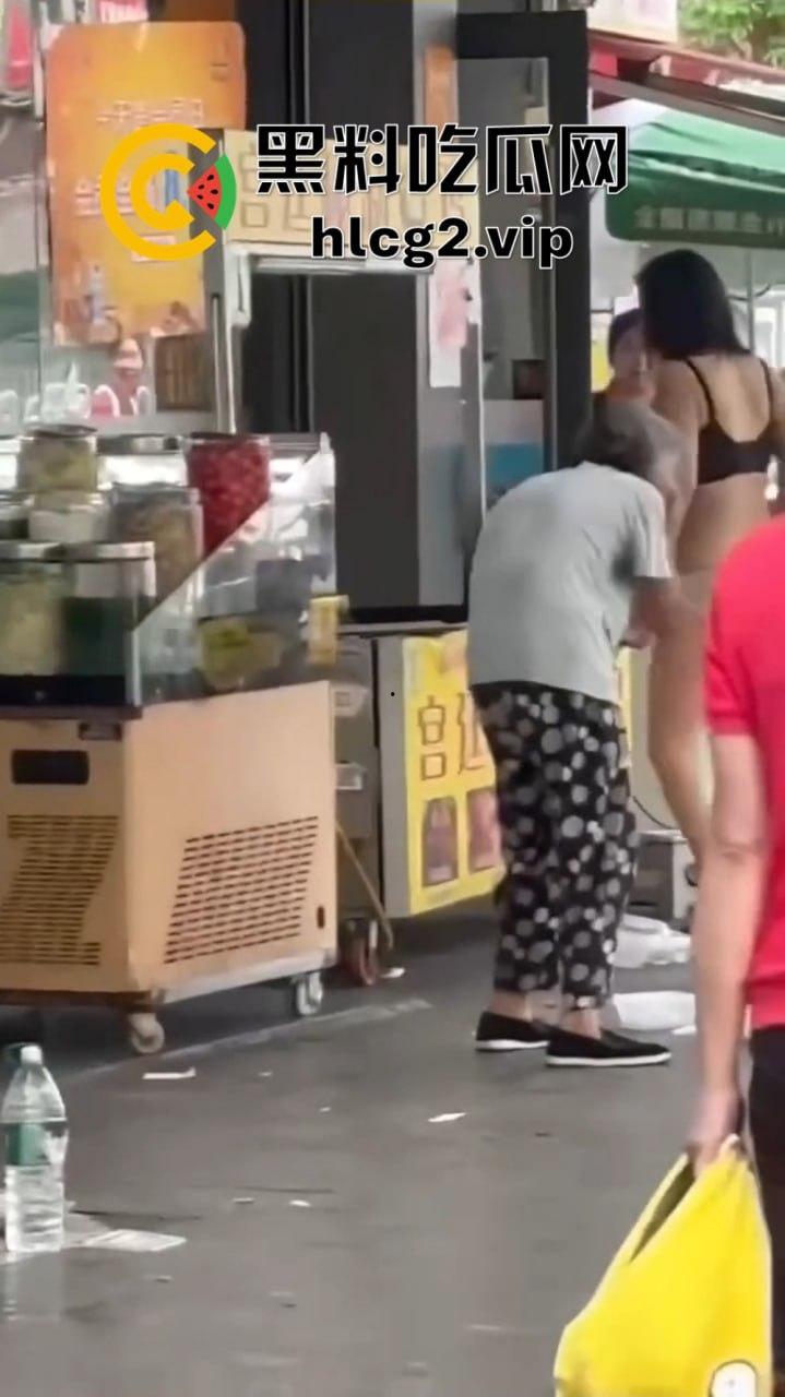 福建疯女人当街发疯！穿着内衣拿锅铲狂砸摊位，路过阿姨无辜挨锤头破血流！-3