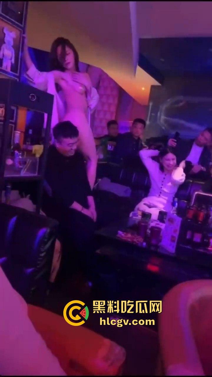几兄弟酒吧实战,兄弟被妹子逼都蹭脸上了不敢动手!另一边恨不得长两嘴,轮番亲到脸上满是口水!-10