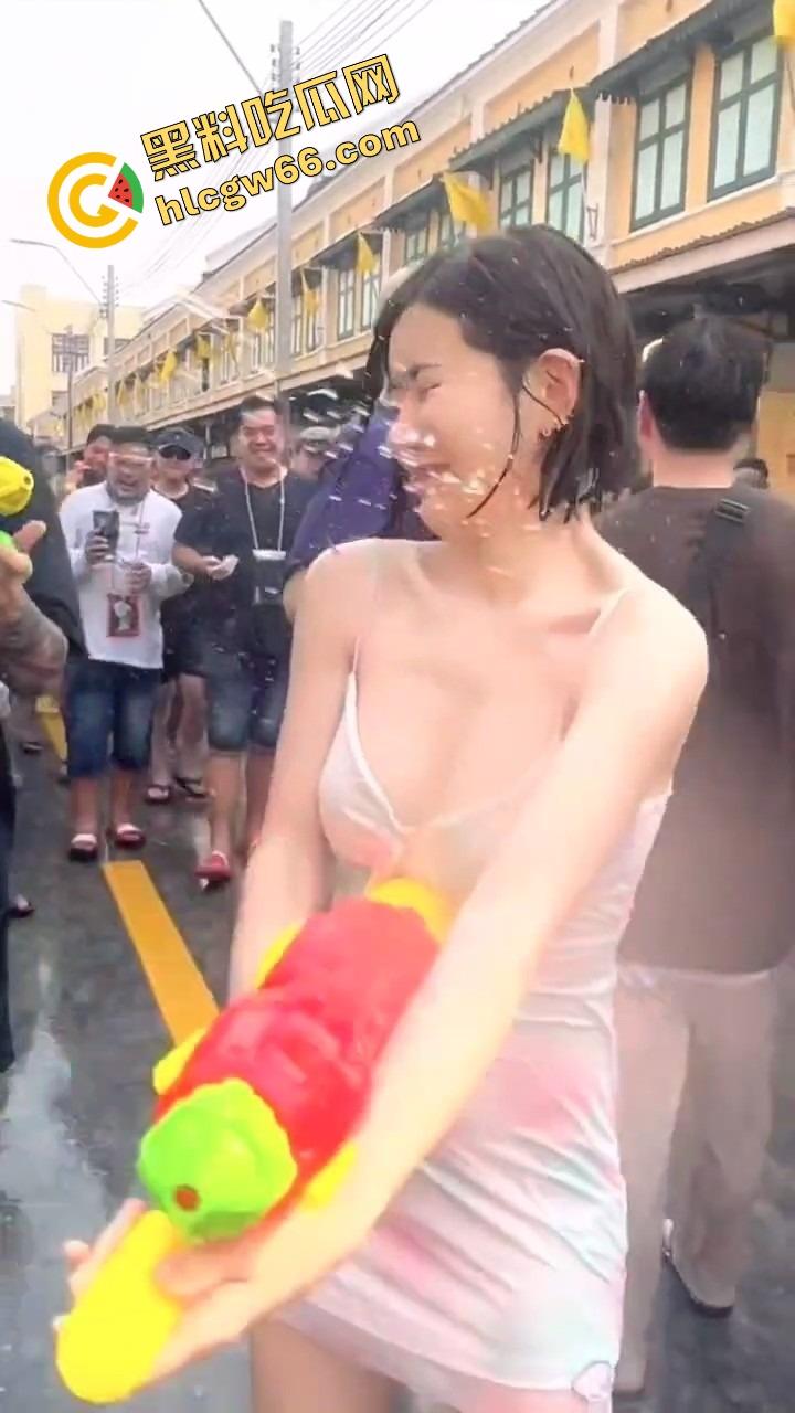 柬埔寨泼水节变成湿身骚趴，夜店女王DJ 『SODA』遭全场狂射，白T湿透巨乳炸出，奶头凸点全场沸腾！-2
