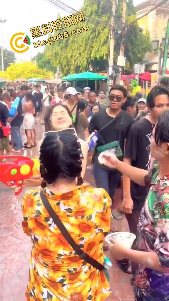柬埔寨泼水节变成湿身骚趴，夜店女王DJ 『SODA』遭全场狂射，白T湿透巨乳炸出，奶头凸点全场沸腾！-6