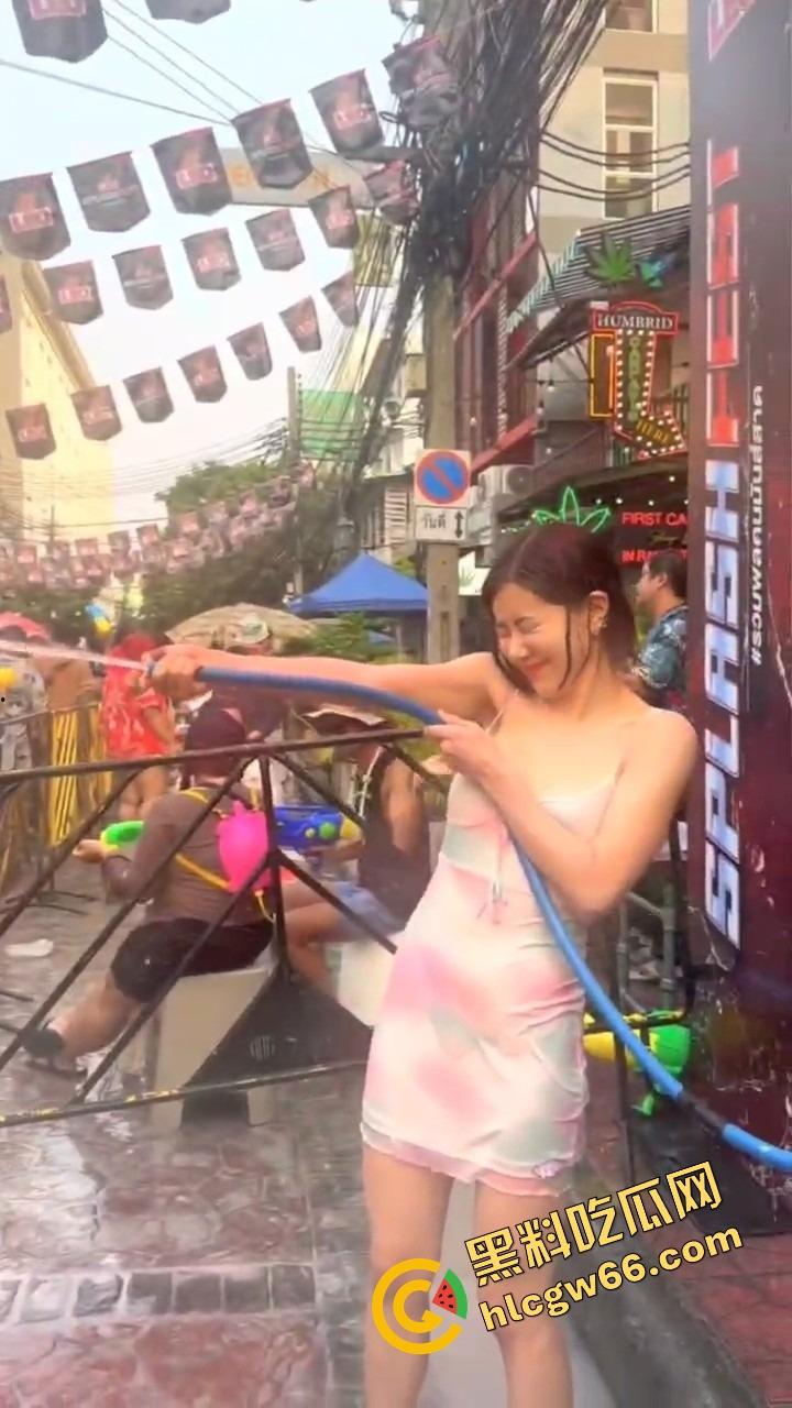 柬埔寨泼水节变成湿身骚趴，夜店女王DJ 『SODA』遭全场狂射，白T湿透巨乳炸出，奶头凸点全场沸腾！-8