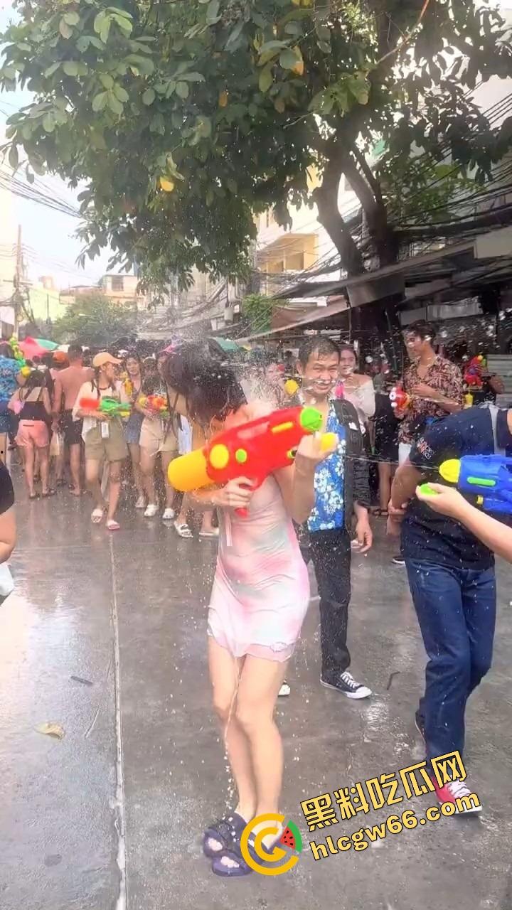 柬埔寨泼水节变成湿身骚趴，夜店女王DJ 『SODA』遭全场狂射，白T湿透巨乳炸出，奶头凸点全场沸腾！-10