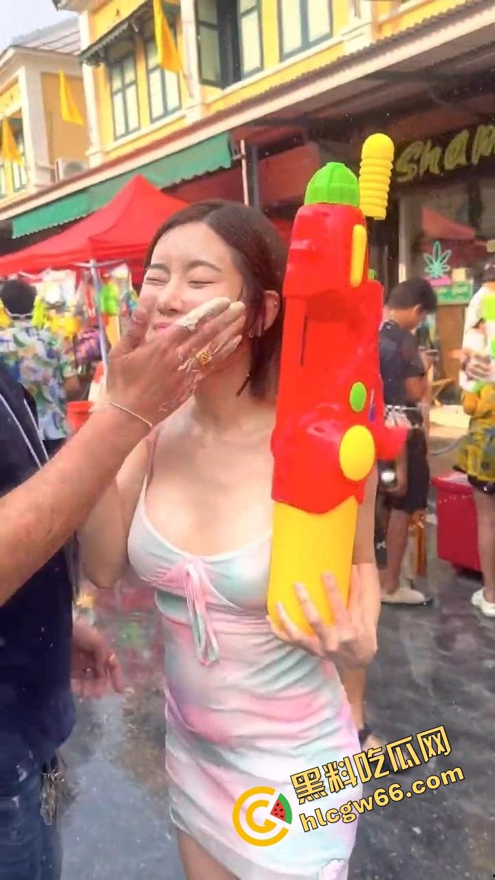 柬埔寨泼水节变成湿身骚趴，夜店女王DJ 『SODA』遭全场狂射，白T湿透巨乳炸出，奶头凸点全场沸腾！-12