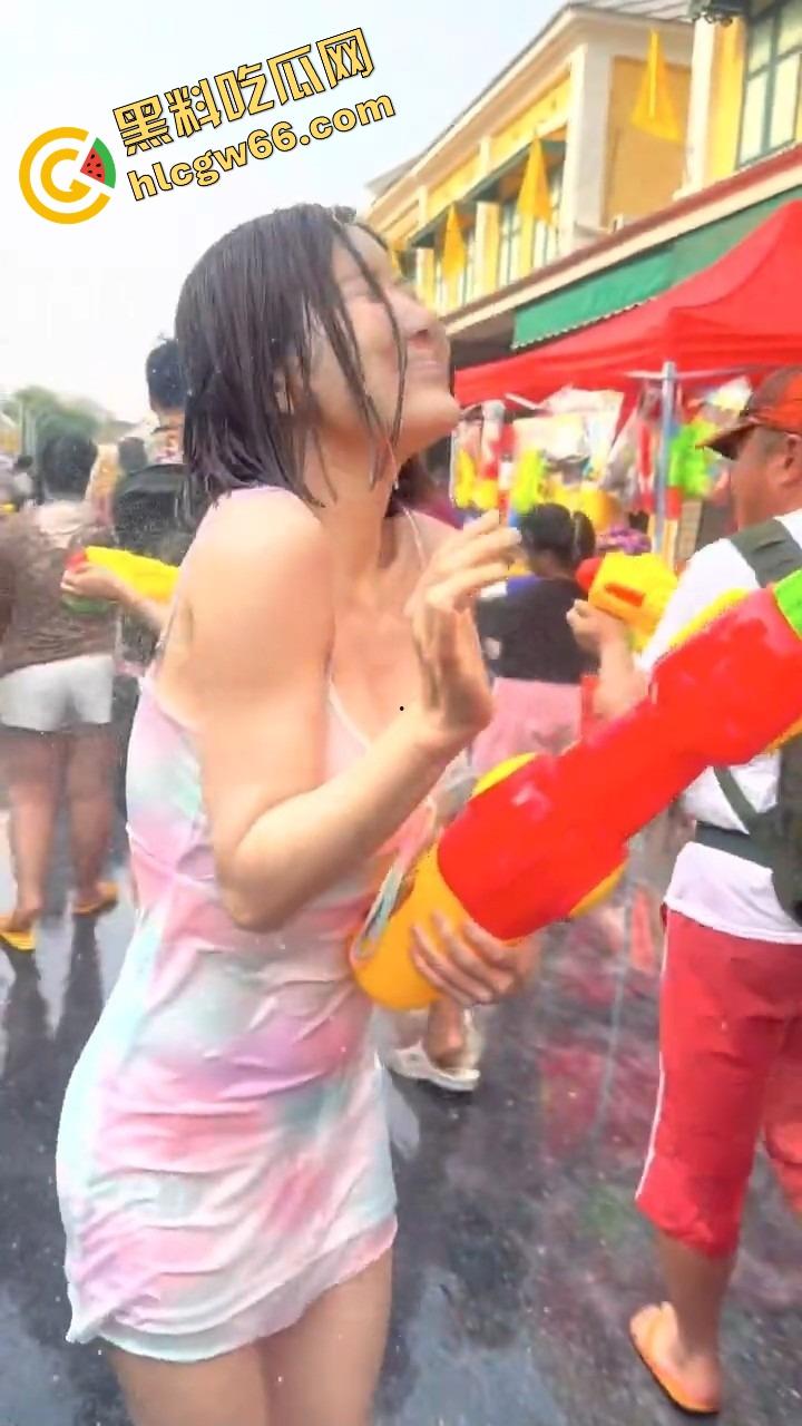 柬埔寨泼水节变成湿身骚趴，夜店女王DJ 『SODA』遭全场狂射，白T湿透巨乳炸出，奶头凸点全场沸腾！-13