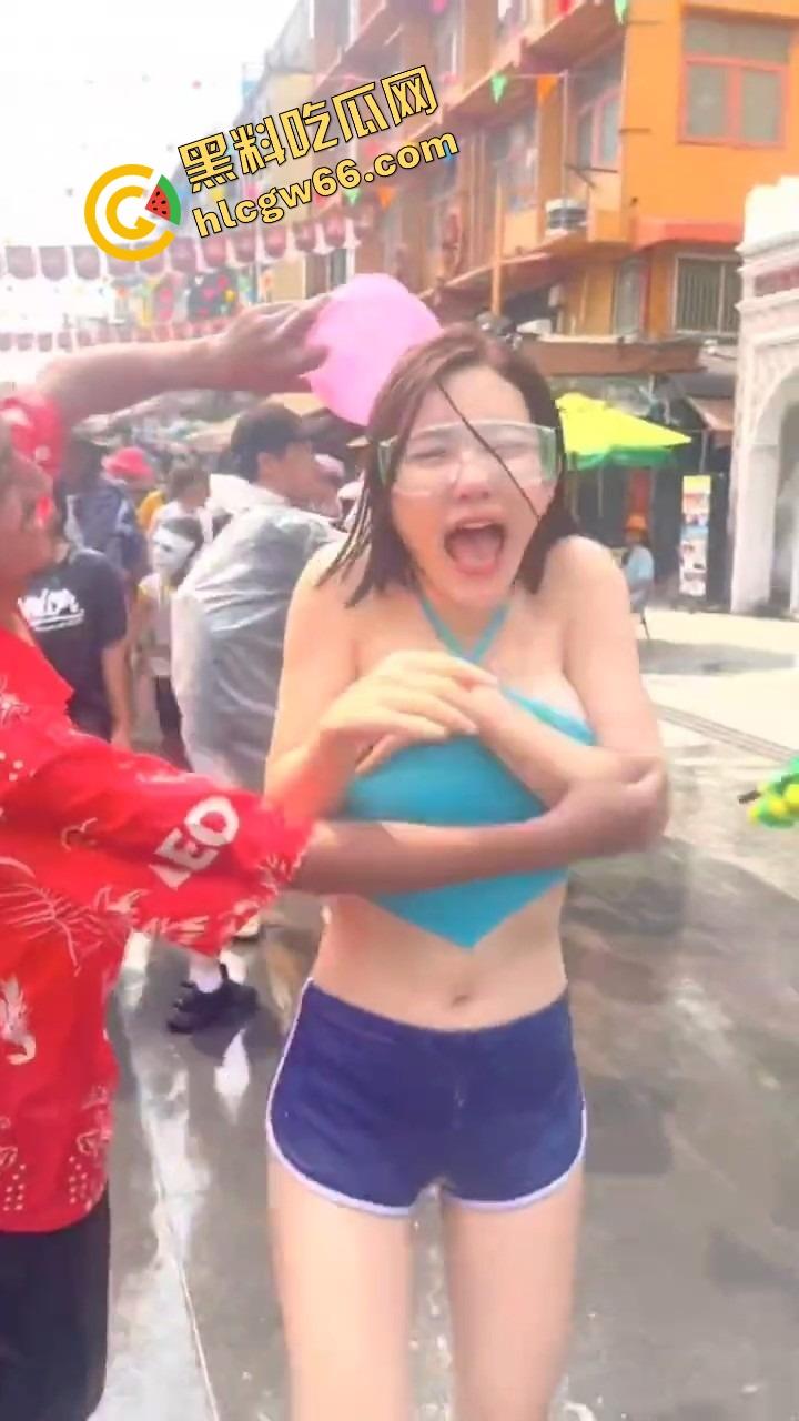 柬埔寨泼水节变成湿身骚趴，夜店女王DJ 『SODA』遭全场狂射，白T湿透巨乳炸出，奶头凸点全场沸腾！-19