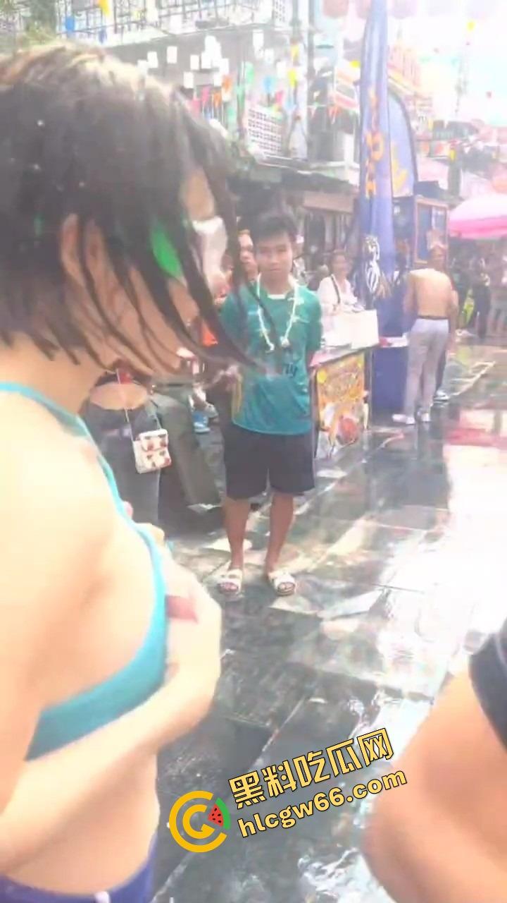 柬埔寨泼水节变成湿身骚趴，夜店女王DJ 『SODA』遭全场狂射，白T湿透巨乳炸出，奶头凸点全场沸腾！-23