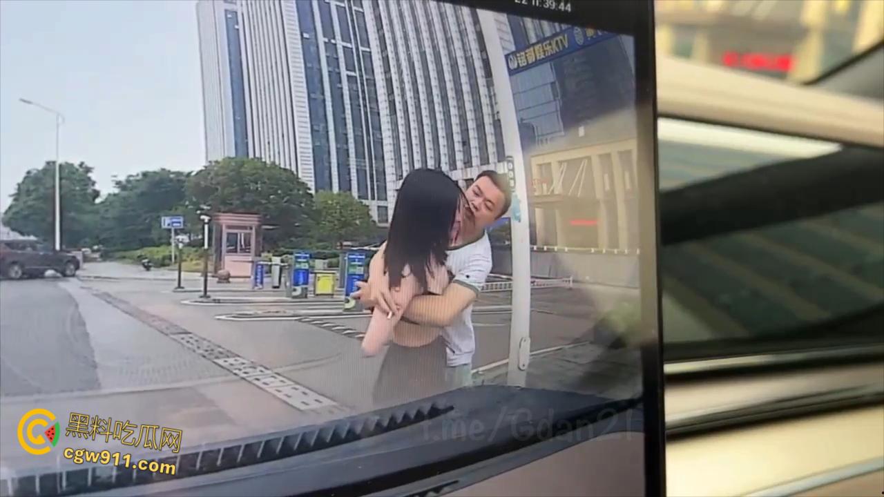 新能源汽车监控画面，小仙女一生气就开始脱衣服，男朋友不要阻拦啊，这是想自己出丑还是丢男友的脸呢 ？-3