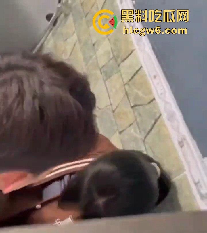 学生在课余时间在厕所后入女同学，女孩都不敢吭声 这也太刺激了吧！独家爆料！-6