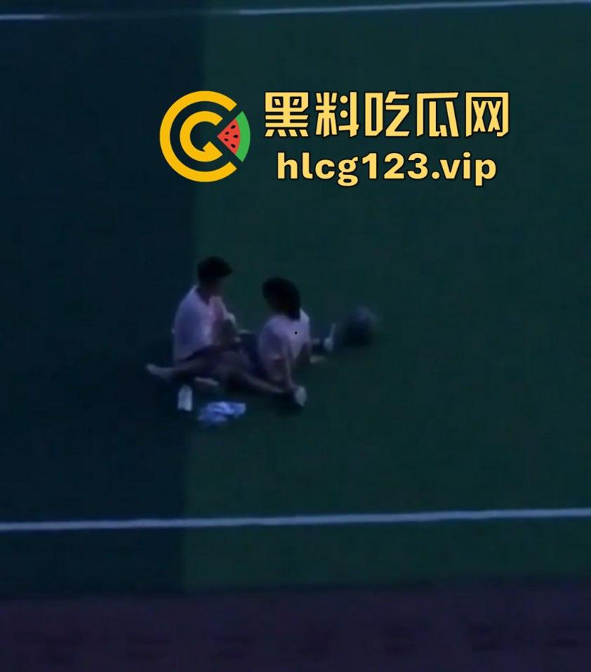 山东工程职业技术大学大一情侣操场啪啪被偷拍！光天化日下学生会带走，年轻人玩得真刺激！-4