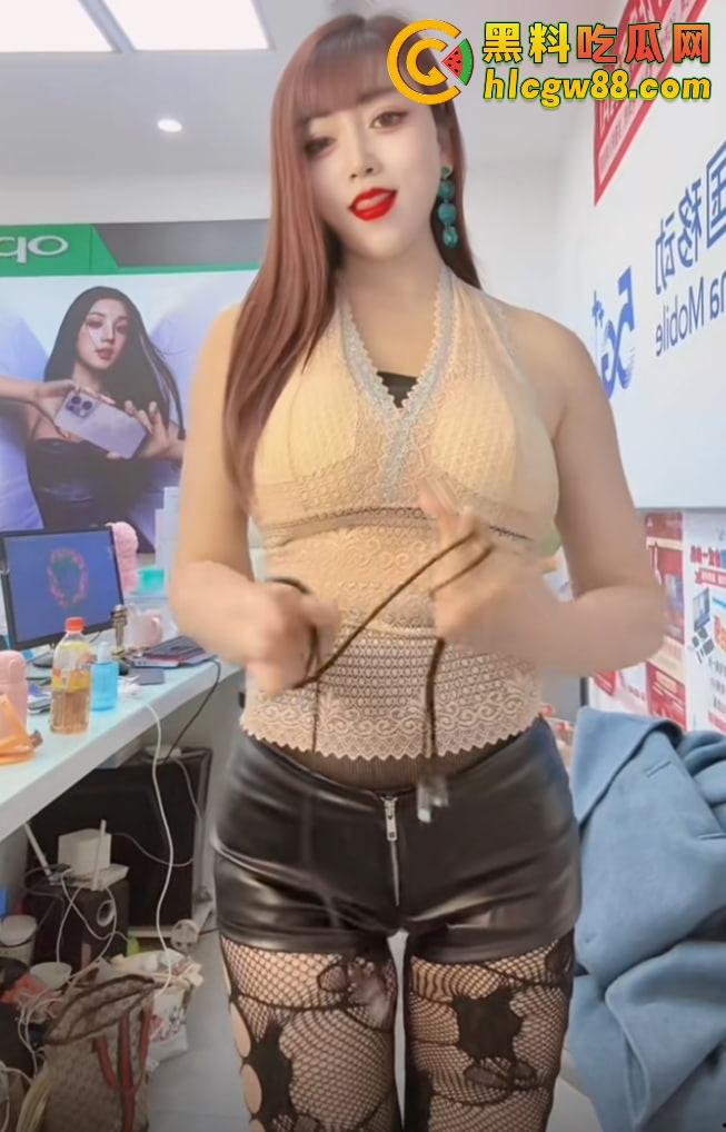 河南商丘移动熟妇『L~ye』直播丝袜勾人不卖业务，黑丝爬地被大哥调教，大哥带假鸡巴增粗套爆操！-3